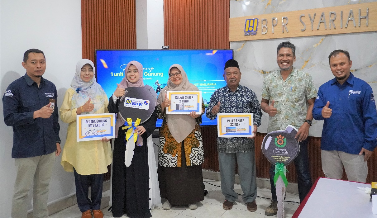 Sederhana, Hangat, namun Penuh Makna: BPR Syariah BDW Serahkan Hadiah Tabungan Ukhuwah Periode III Sederhana, Hangat, namun Penuh Makna: BPR Syariah BDW Serahkan Hadiah Tabungan Ukhuwah Periode III